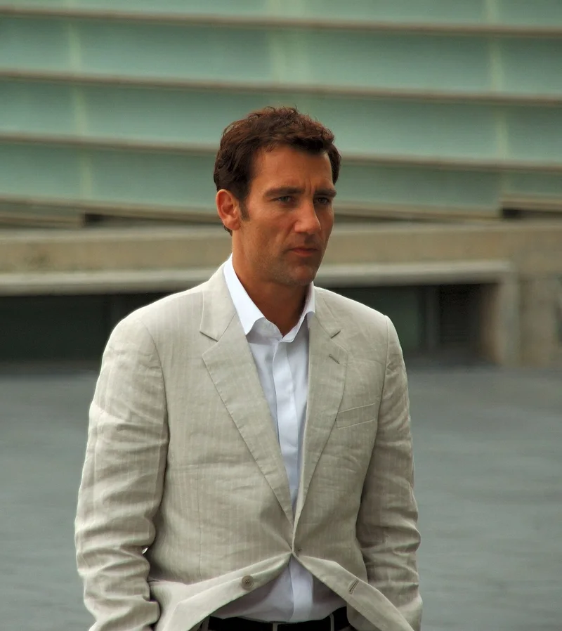 Clive Owen wearing a pale suit in San Sebastián.